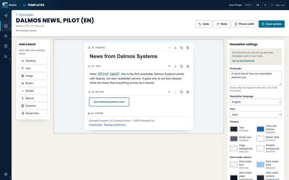 Der Vorlagen-Editor von Sparsa: links die Bausteine zum Hinzufügen, in der Mitte der Newsletter mit Überschrift, einer Begrüßung mit Vornamenfeld und einer Schaltfläche, rechts die Einstellungen des Newsletters.